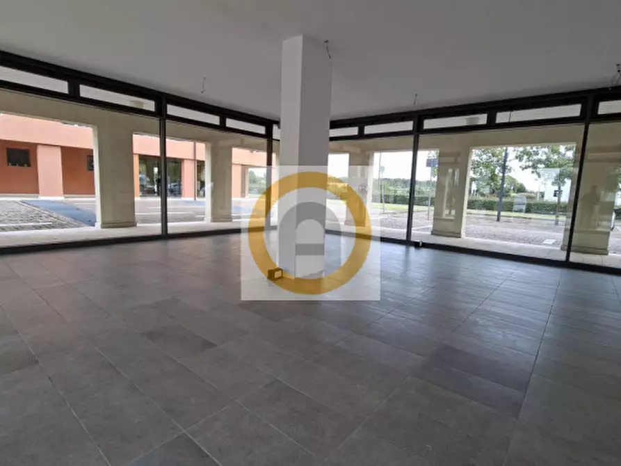 Immagine 12 di Negozio in affitto  a Rosà