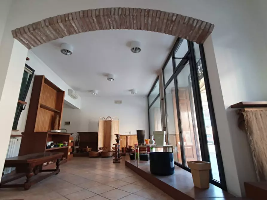 Immagine 2 di Negozio in vendita  in VIA ROMA a Mirandola