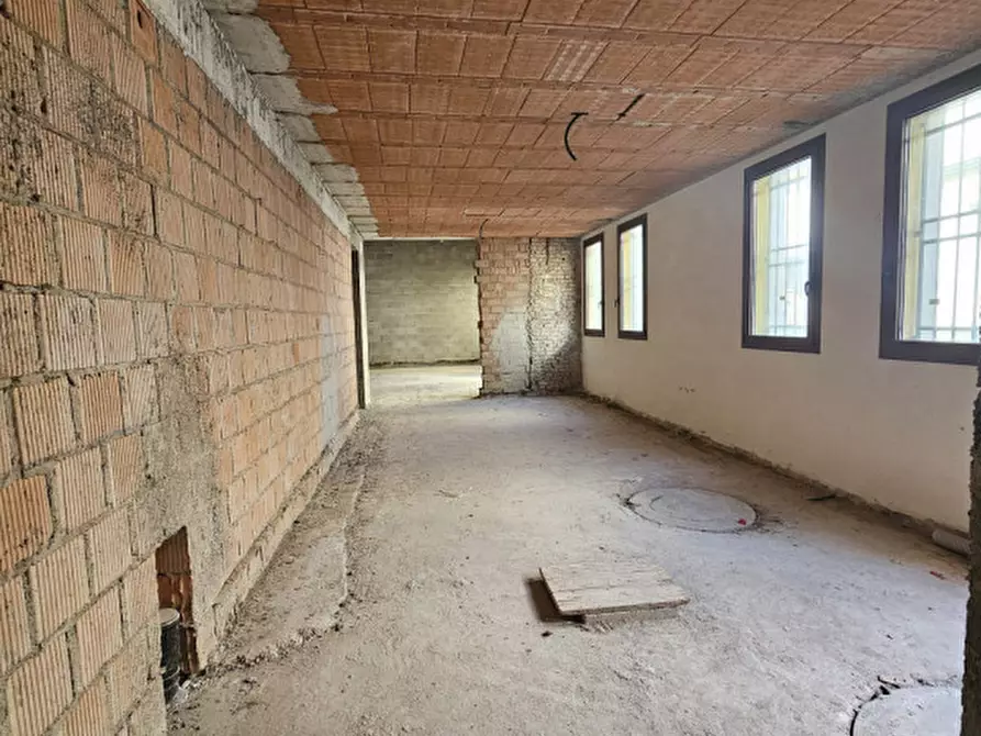 Immagine 9 di Negozio in affitto  in via ponte molino a Padova