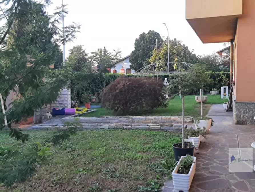 Immagine 28 di Villa in vendita  in via marche a Castano Primo