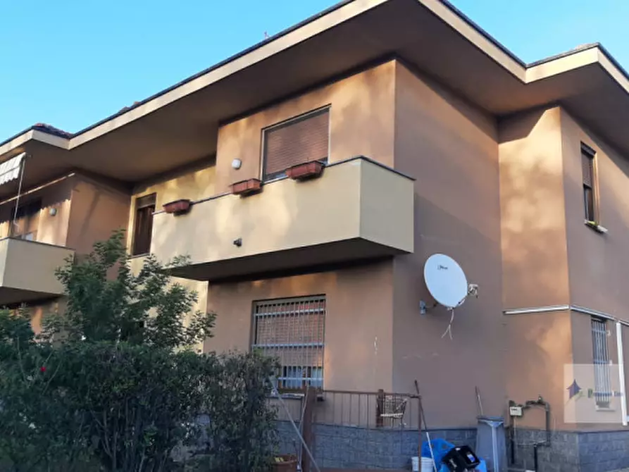 Immagine 31 di Villa in vendita  in via marche a Castano Primo