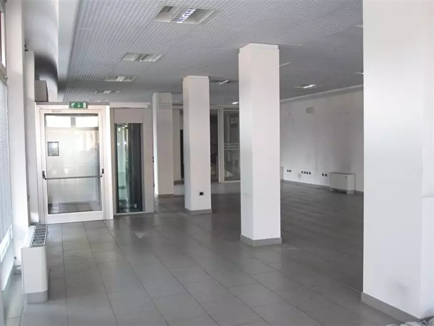 Immagine 4 di Negozio in vendita  in Viale Roma a Vicenza