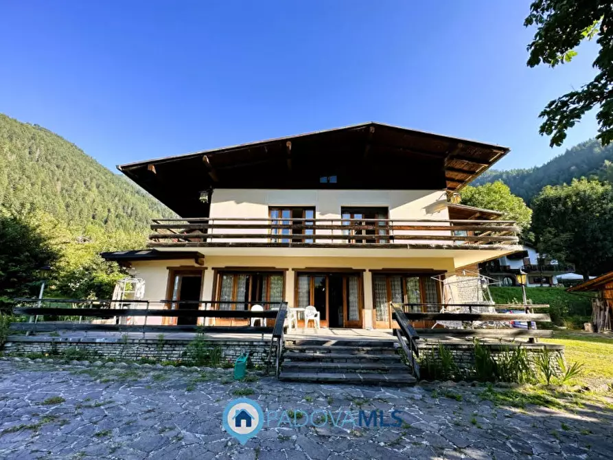 Immagine 1 di Villa in vendita  in Via Maestra a Pieve Di Cadore