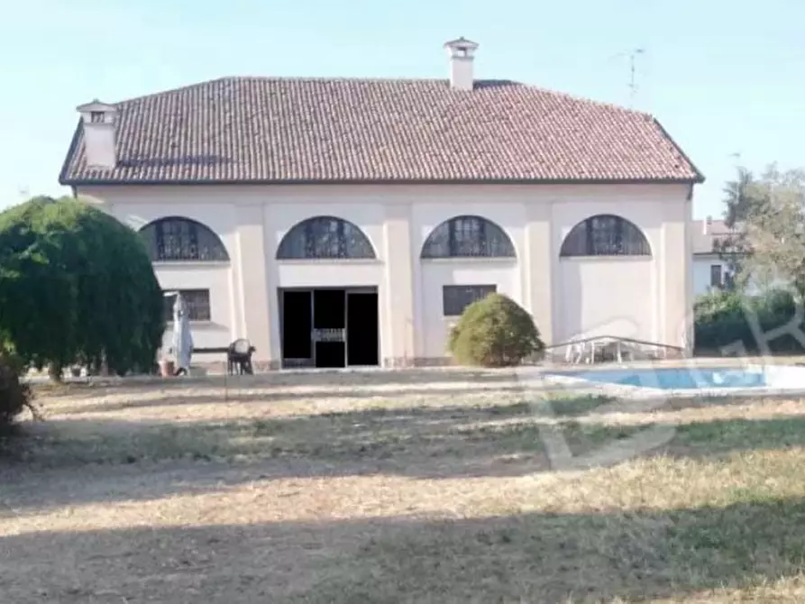 Immagine 1 di Villa in vendita  in VIA SALVADOR ALLENDE 12 a Castelmassa