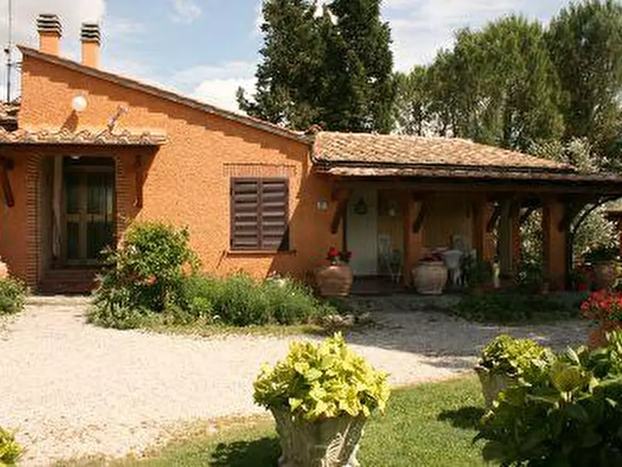 Immagine 4 di Agriturismo in vendita  a Foiano Della Chiana