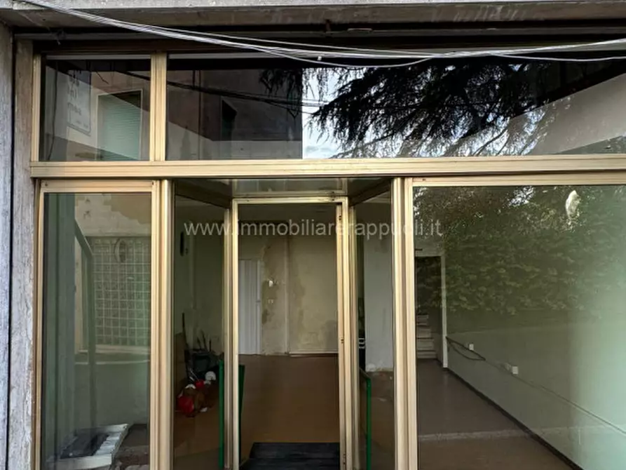 Immagine 1 di Negozio in vendita  a Sinalunga