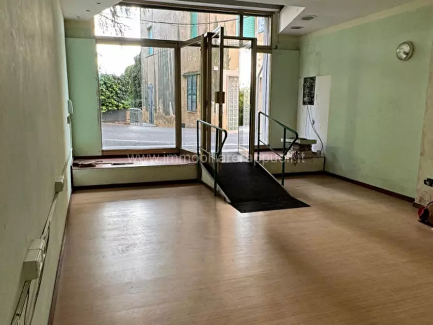 Immagine 2 di Negozio in vendita  a Sinalunga