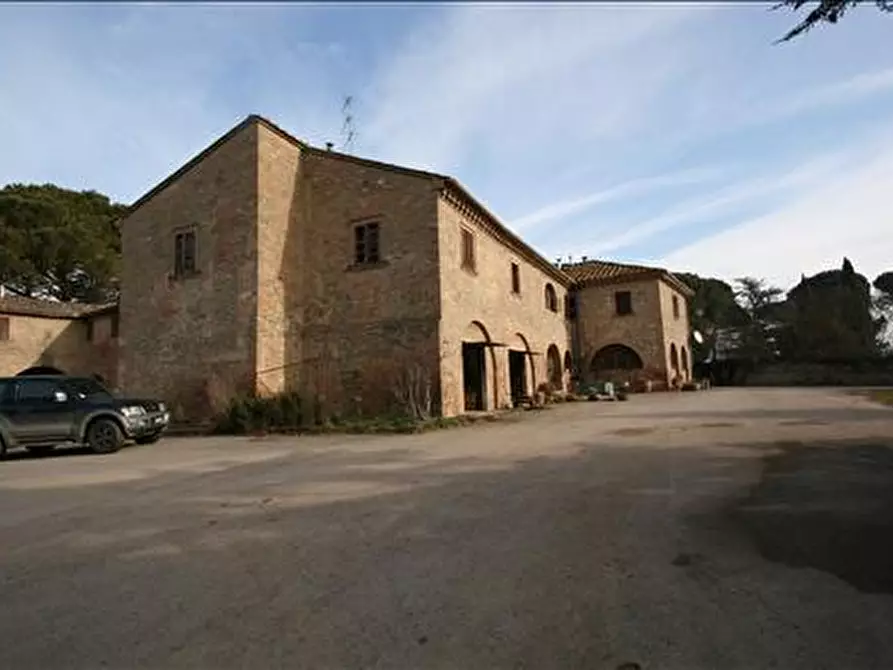 Immagine 10 di Attività commerciale in vendita  a Siena