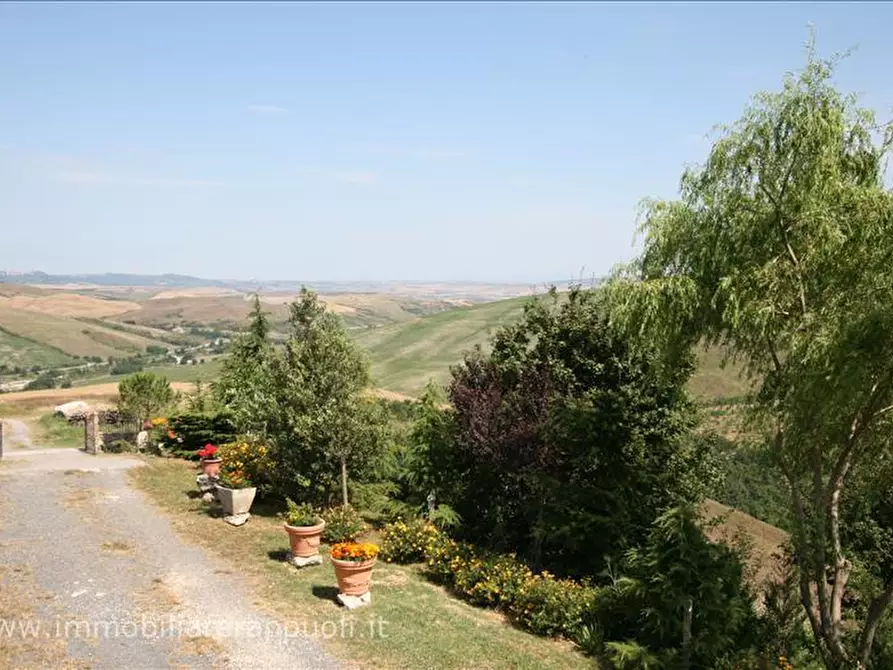 Immagine 21 di Attività commerciale in vendita  a Radicofani