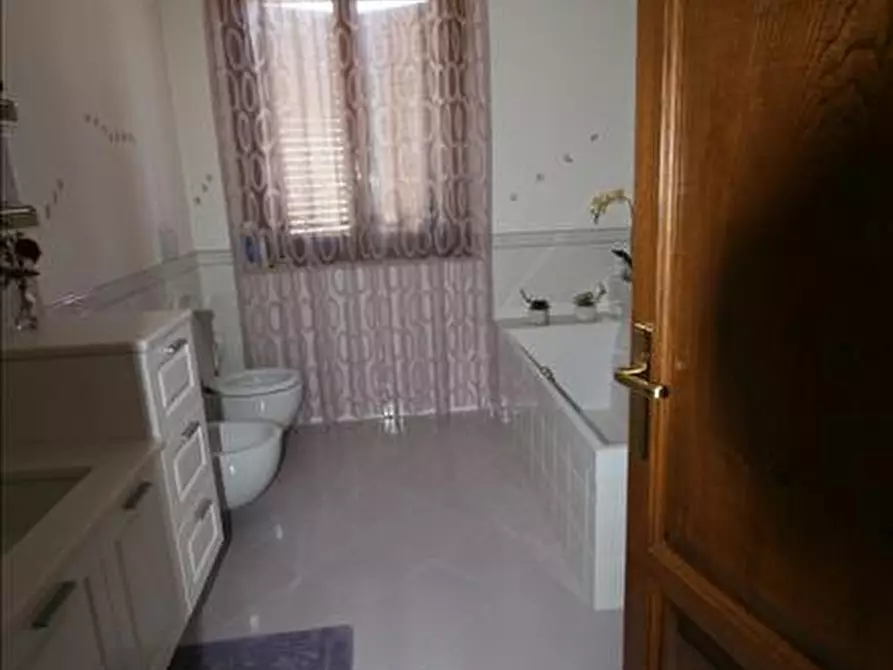 Immagine 8 di Attività commerciale in vendita  a Castel Del Piano