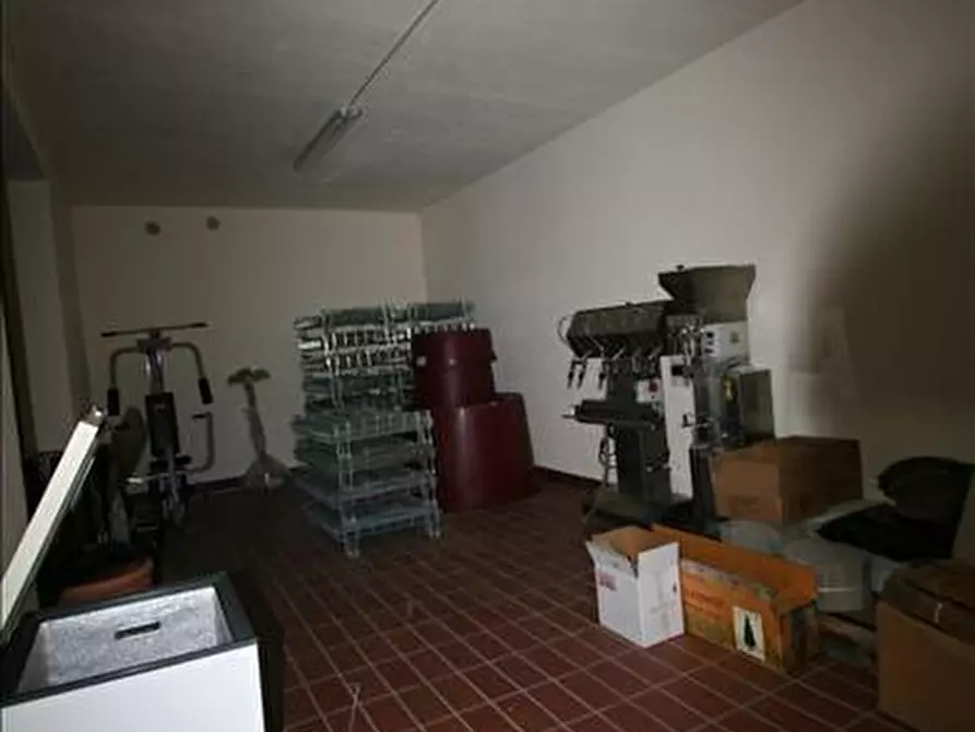 Immagine 15 di Attività commerciale in vendita  a Castel Del Piano