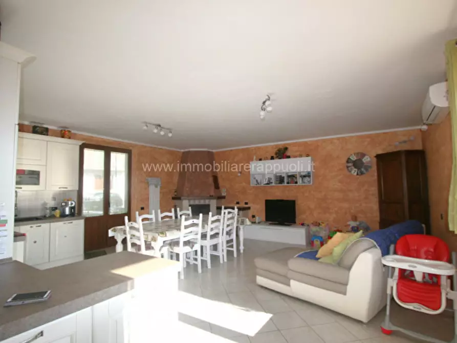 Immagine 2 di Villetta a schiera in vendita  a Sinalunga