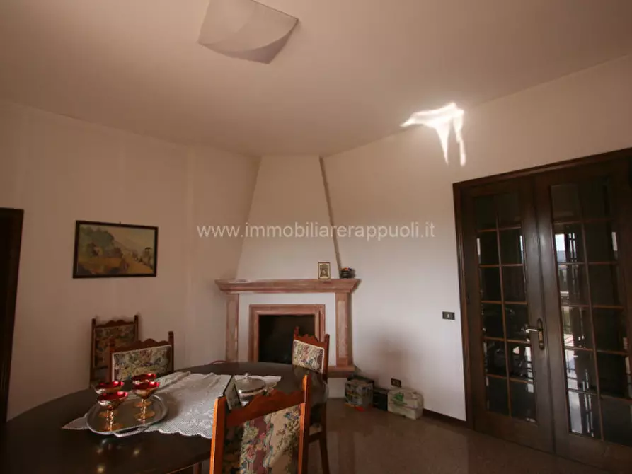 Immagine 2 di Villa in vendita  a Sinalunga