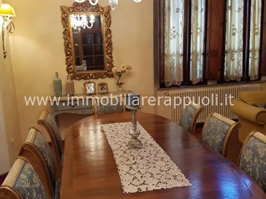 Immagine 25 di Villa in vendita  a Torrita Di Siena