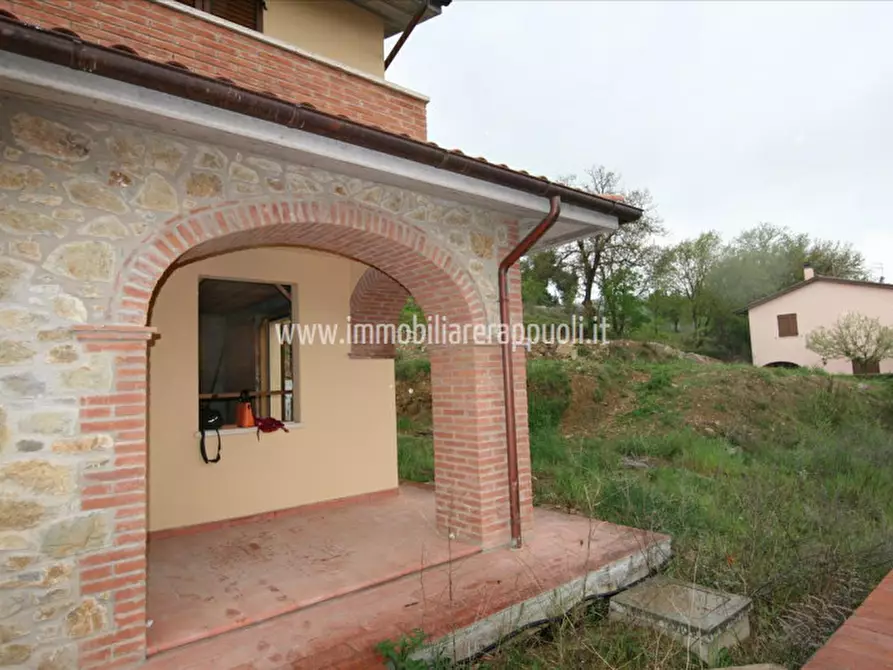 Immagine 2 di Villetta a schiera in vendita  a Sinalunga