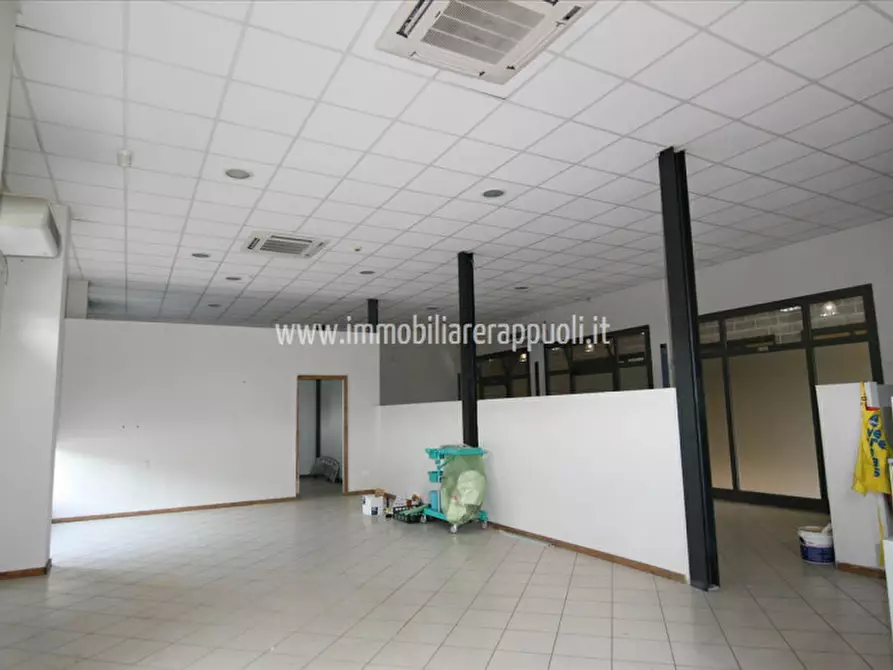 Immagine 2 di Negozio in vendita  a Torrita Di Siena