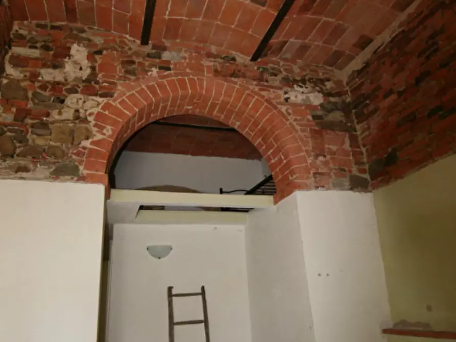 Immagine 23 di Appartamento in vendita  a Lucignano
