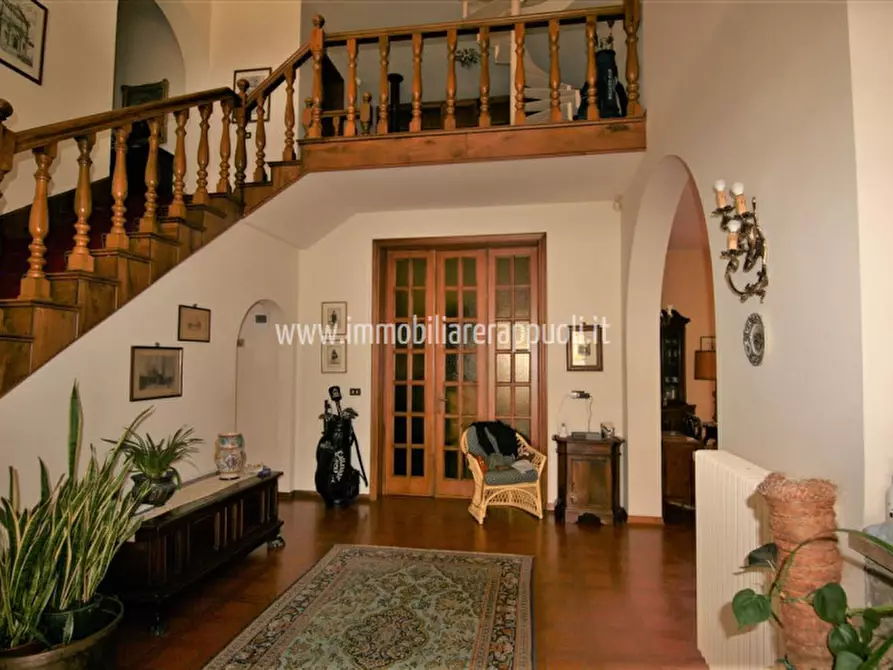 Immagine 2 di Villa in vendita  a Sinalunga