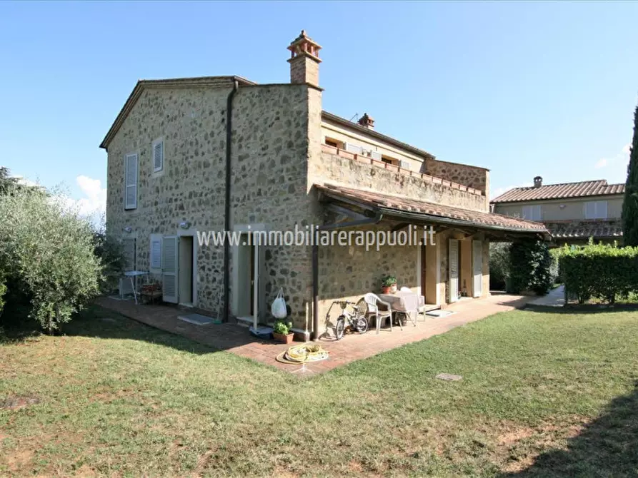 Immagine 29 di Villetta a schiera in vendita  a Sinalunga