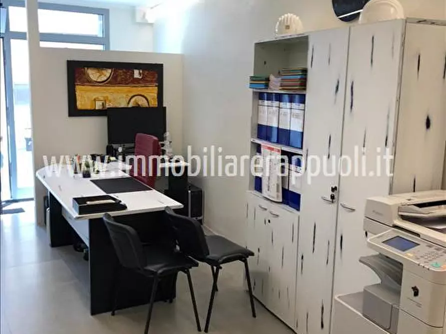 Immagine 4 di Ufficio in vendita  a Sinalunga
