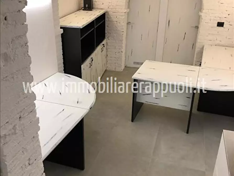 Immagine 5 di Ufficio in vendita  a Sinalunga