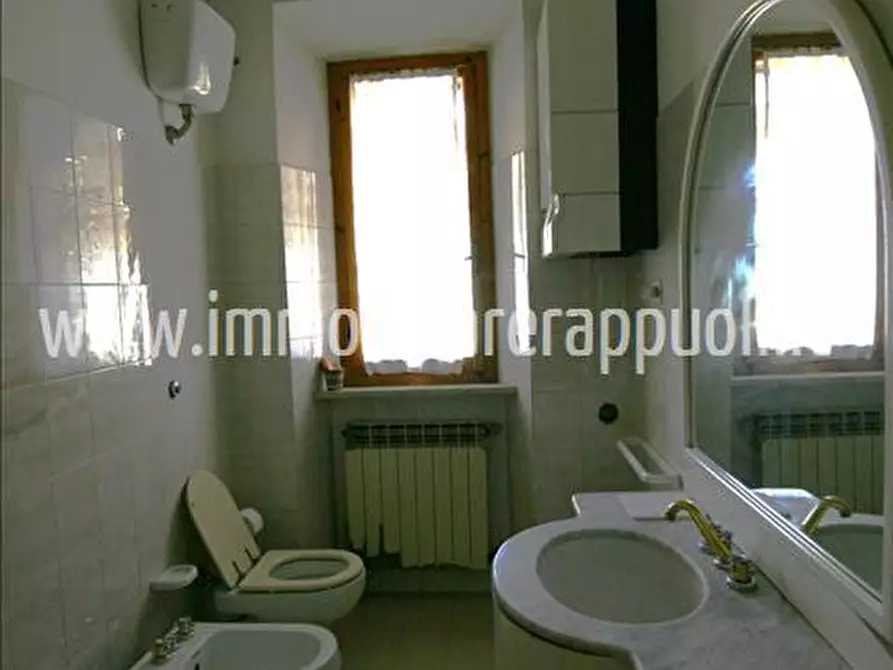 Immagine 9 di Rustico / casale in vendita  a Lucignano