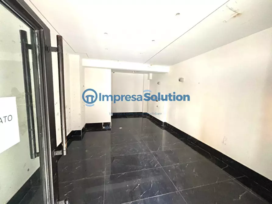 Immagine 11 di Negozio in affitto  in Via Domenico Fontana a Napoli