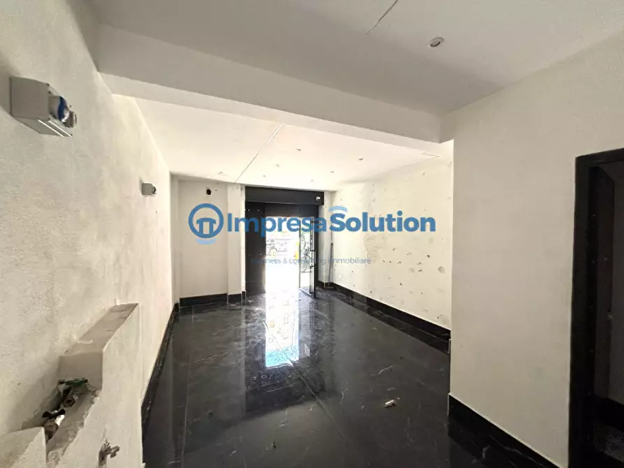 Immagine 13 di Negozio in affitto  in Via Domenico Fontana a Napoli