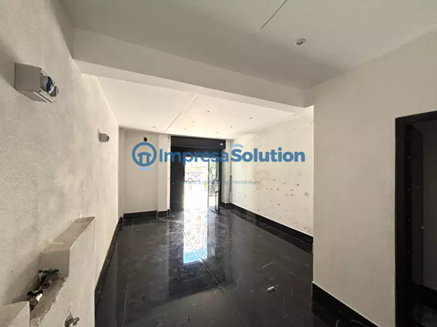 Immagine 15 di Negozio in affitto  in Via Domenico Fontana a Napoli