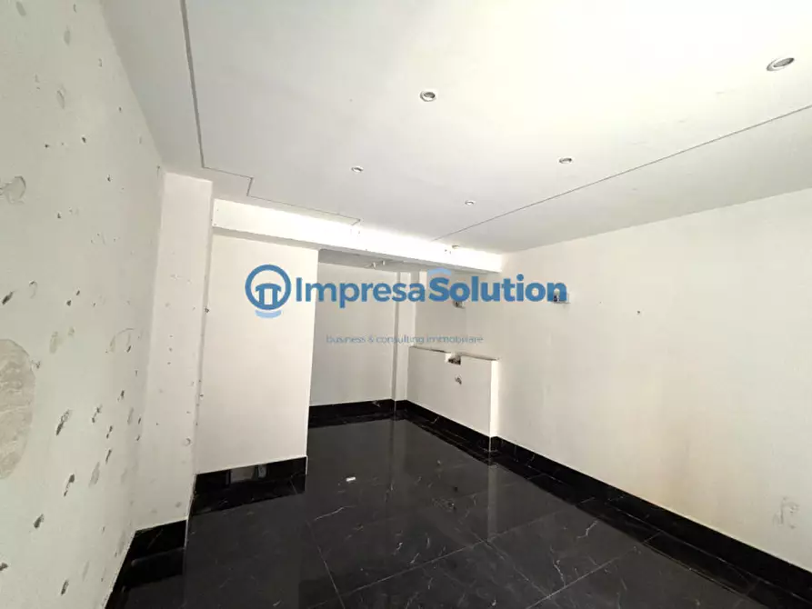 Immagine 16 di Negozio in affitto  in Via Domenico Fontana a Napoli