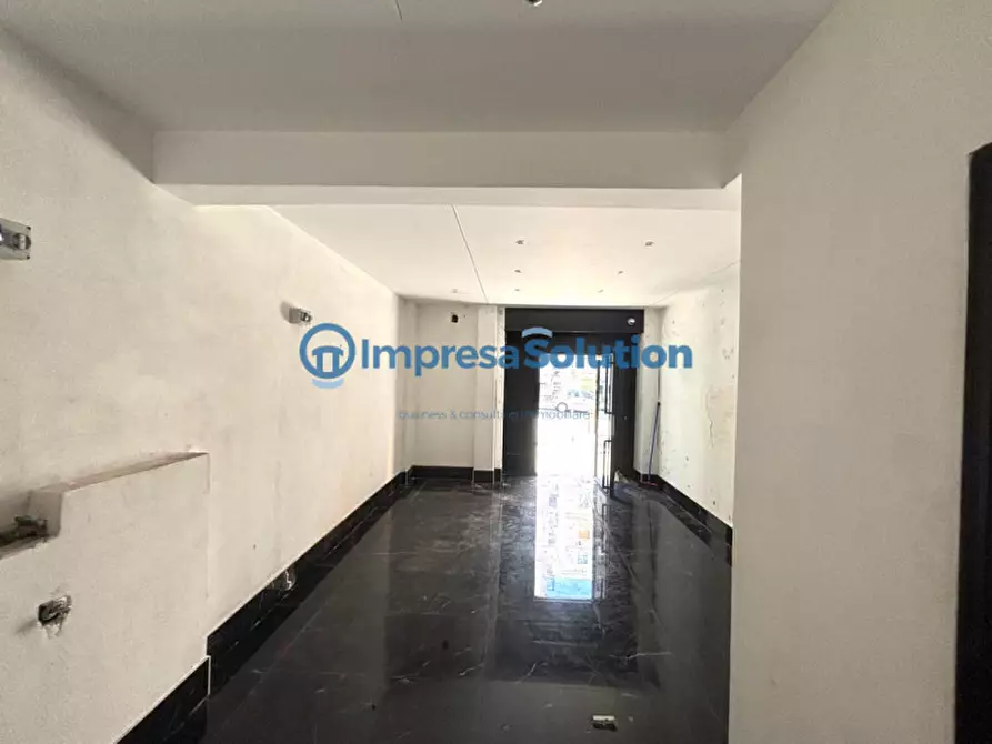 Immagine 17 di Negozio in affitto  in Via Domenico Fontana a Napoli