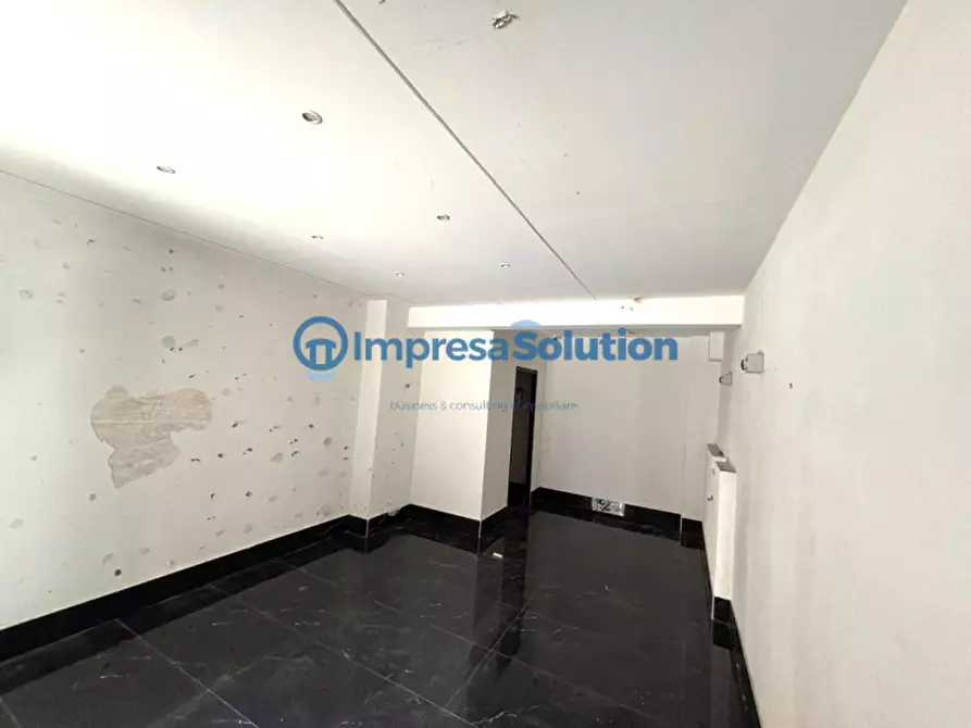 Immagine 18 di Negozio in affitto  in Via Domenico Fontana a Napoli