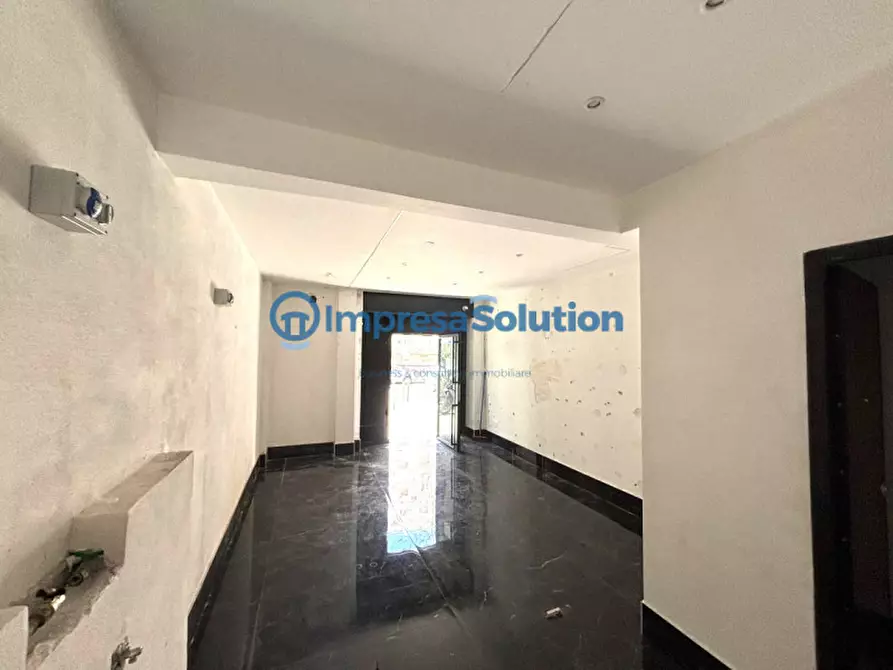 Immagine 19 di Negozio in affitto  in Via Domenico Fontana a Napoli