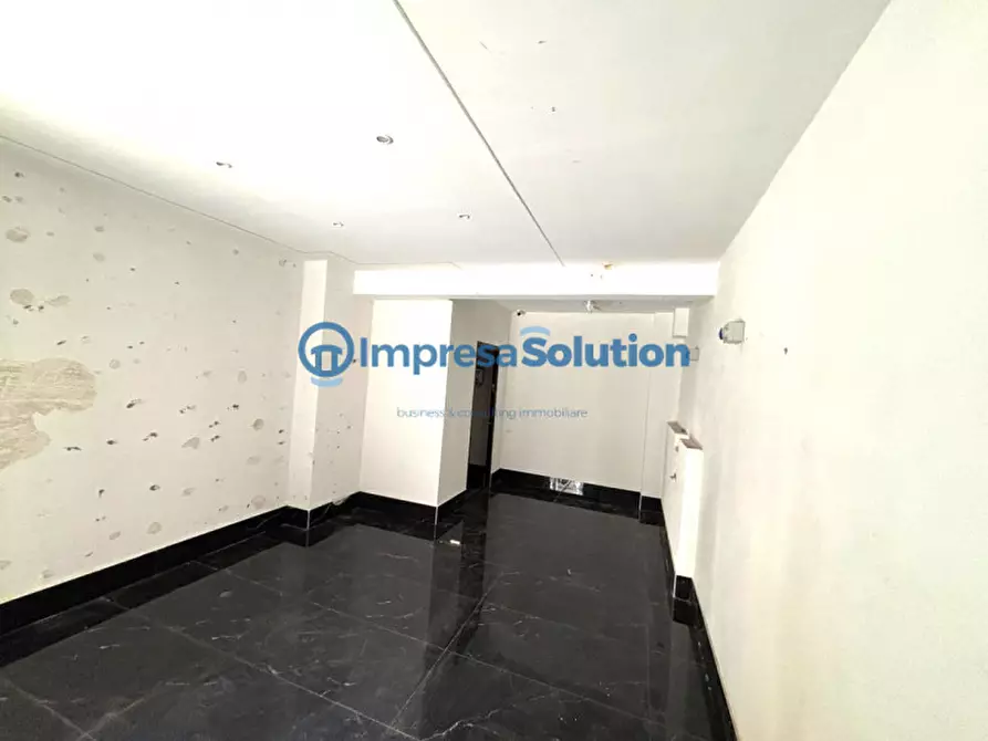 Immagine 20 di Negozio in affitto  in Via Domenico Fontana a Napoli