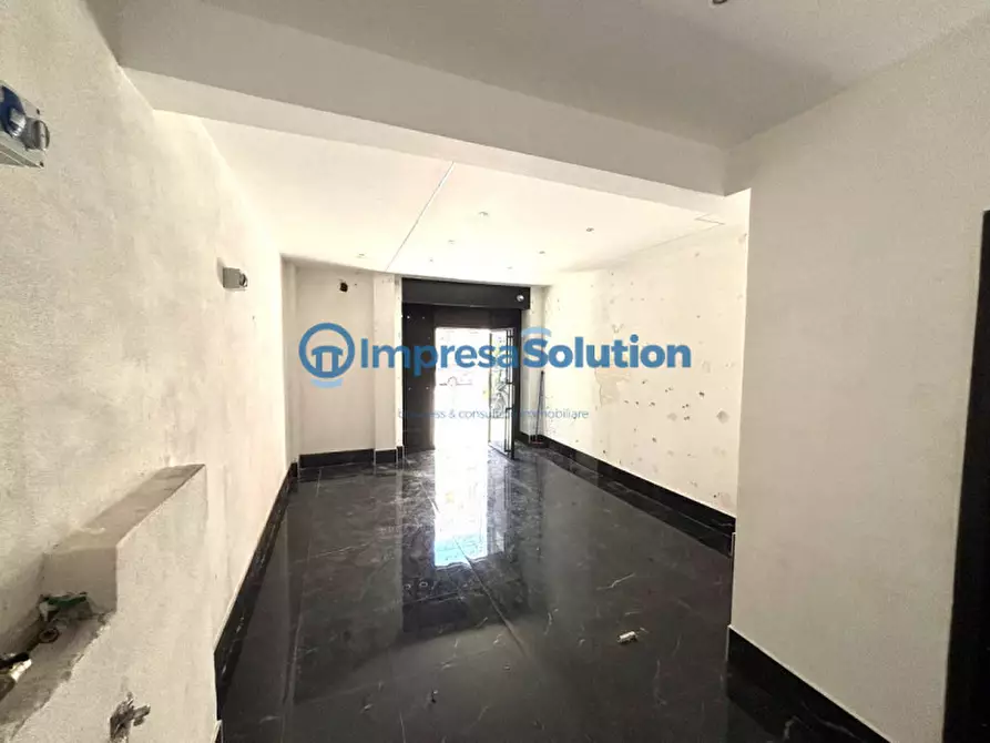 Immagine 21 di Negozio in affitto  in Via Domenico Fontana a Napoli