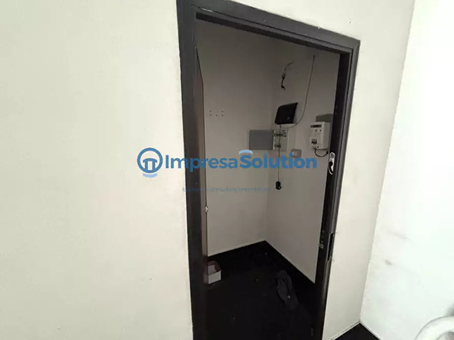 Immagine 23 di Negozio in affitto  in Via Domenico Fontana a Napoli