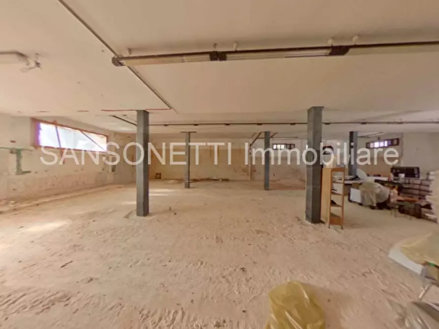 Immagine 15 di Attività commerciale in vendita  in Piazza Costantinopoli a Fasano