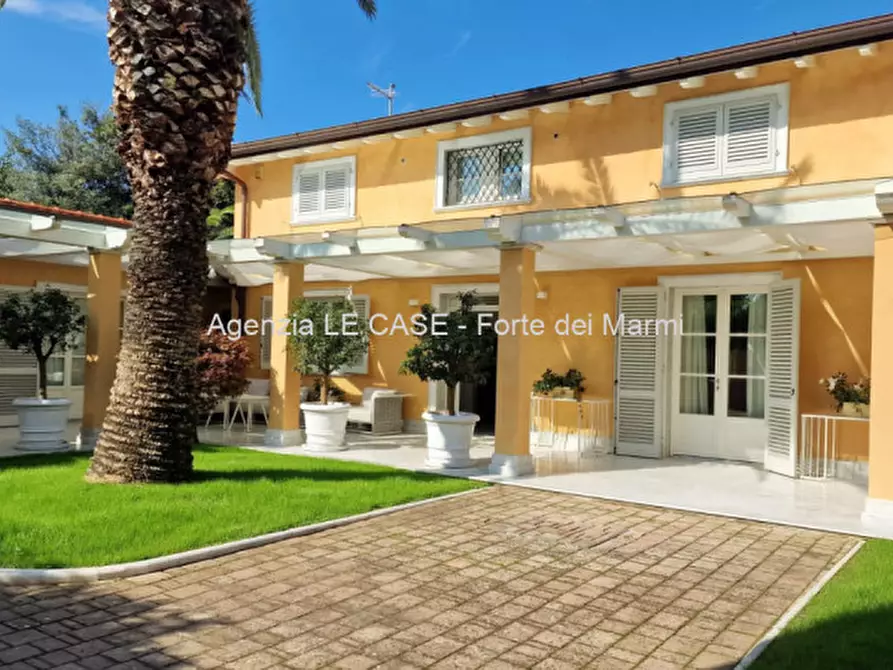 Immagine 1 di Villa in affitto  in via Spinetti a Forte Dei Marmi