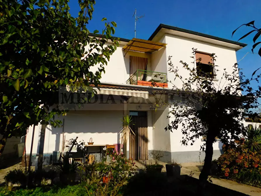Immagine 1 di Villa in vendita  in via Lucomagno n° 9 a Garlasco