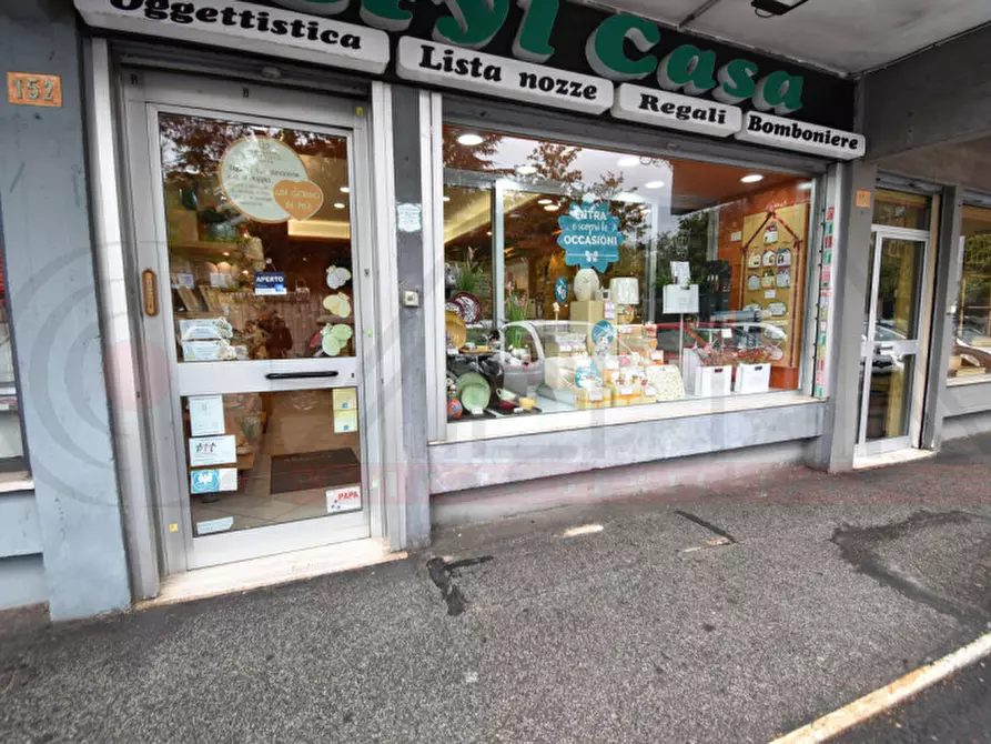 Immagine 2 di Negozio in vendita  in VIA DI AFFOGALASINO a Roma