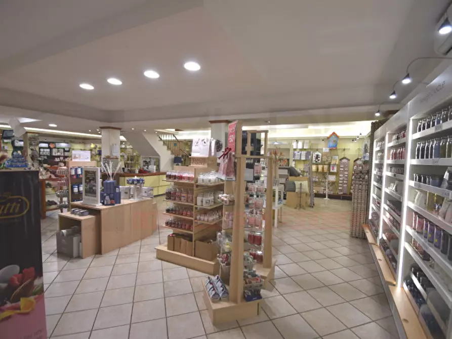 Immagine 6 di Negozio in vendita  in VIA DI AFFOGALASINO a Roma