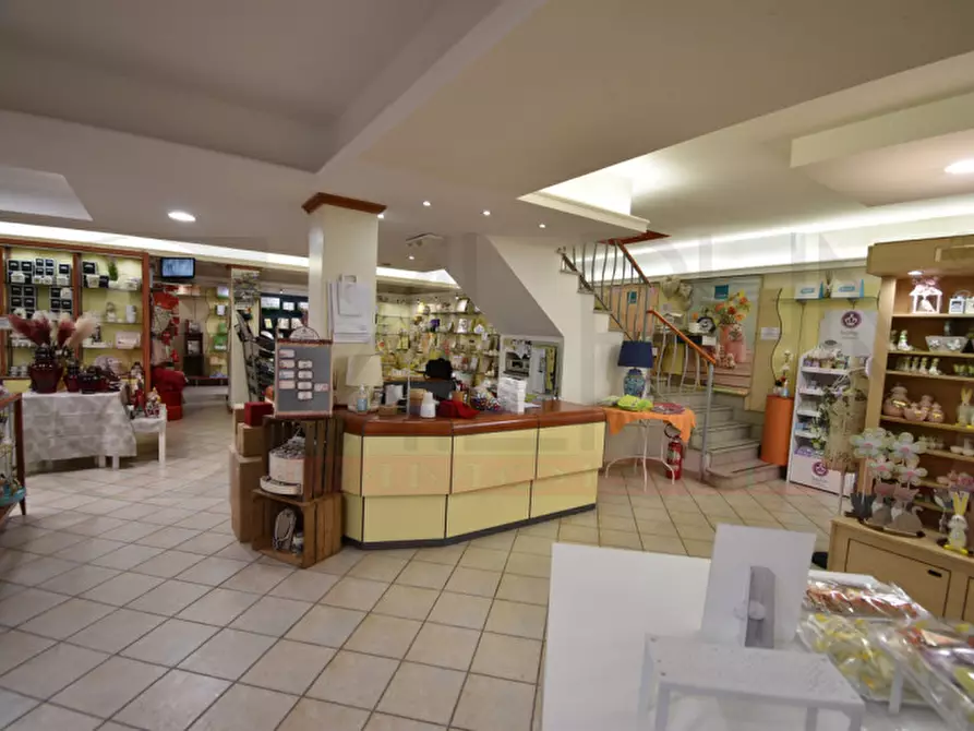 Immagine 7 di Negozio in vendita  in VIA DI AFFOGALASINO a Roma