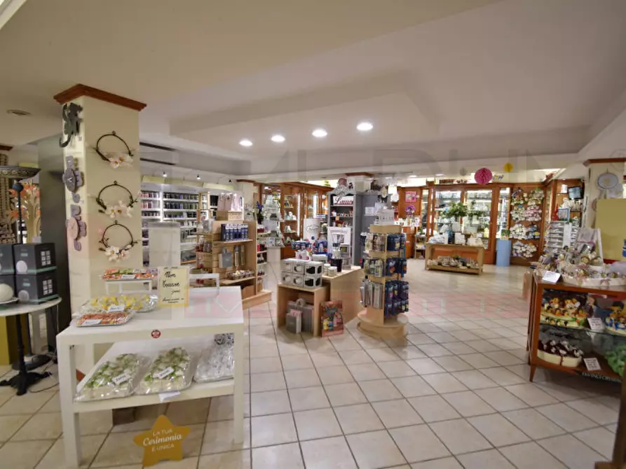 Immagine 9 di Negozio in vendita  in VIA DI AFFOGALASINO a Roma