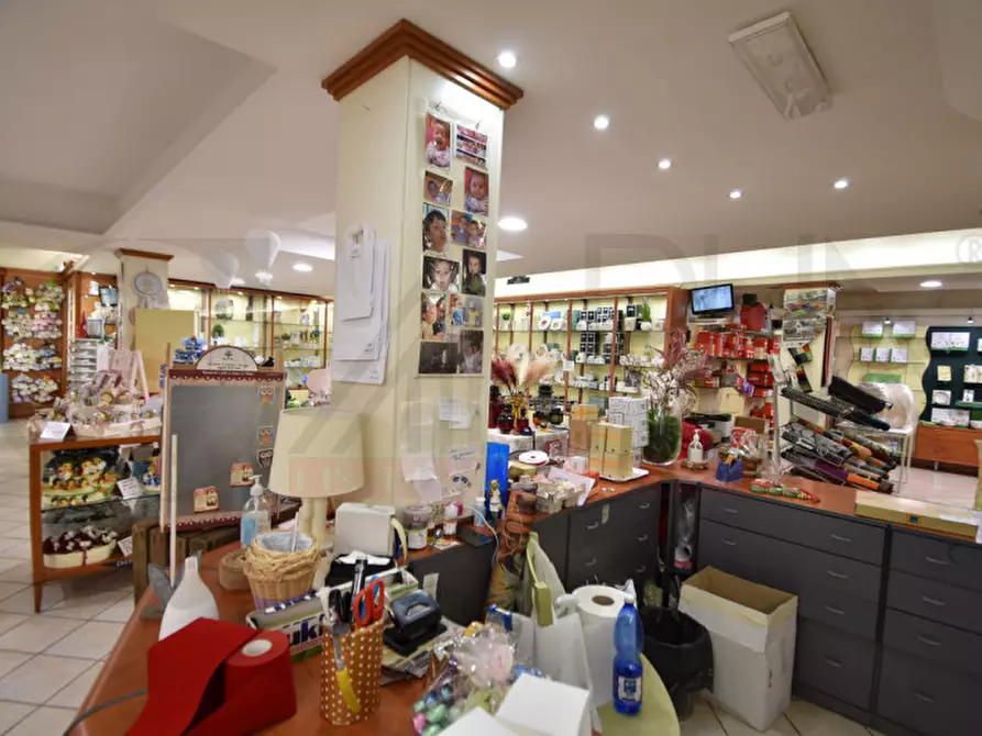 Immagine 10 di Negozio in vendita  in VIA DI AFFOGALASINO a Roma