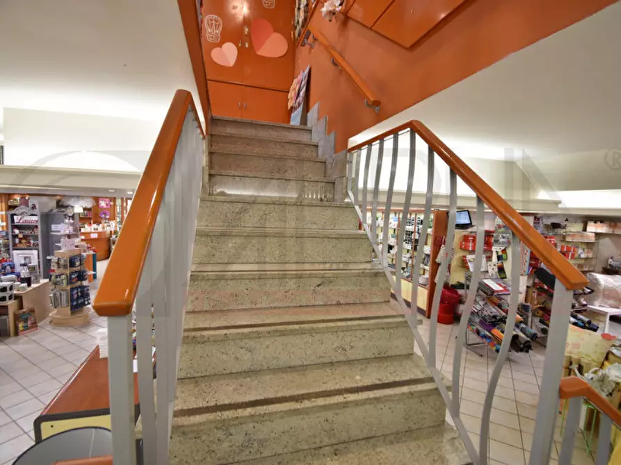 Immagine 12 di Negozio in vendita  in VIA DI AFFOGALASINO a Roma