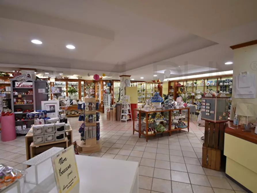 Immagine 15 di Negozio in vendita  in VIA DI AFFOGALASINO a Roma