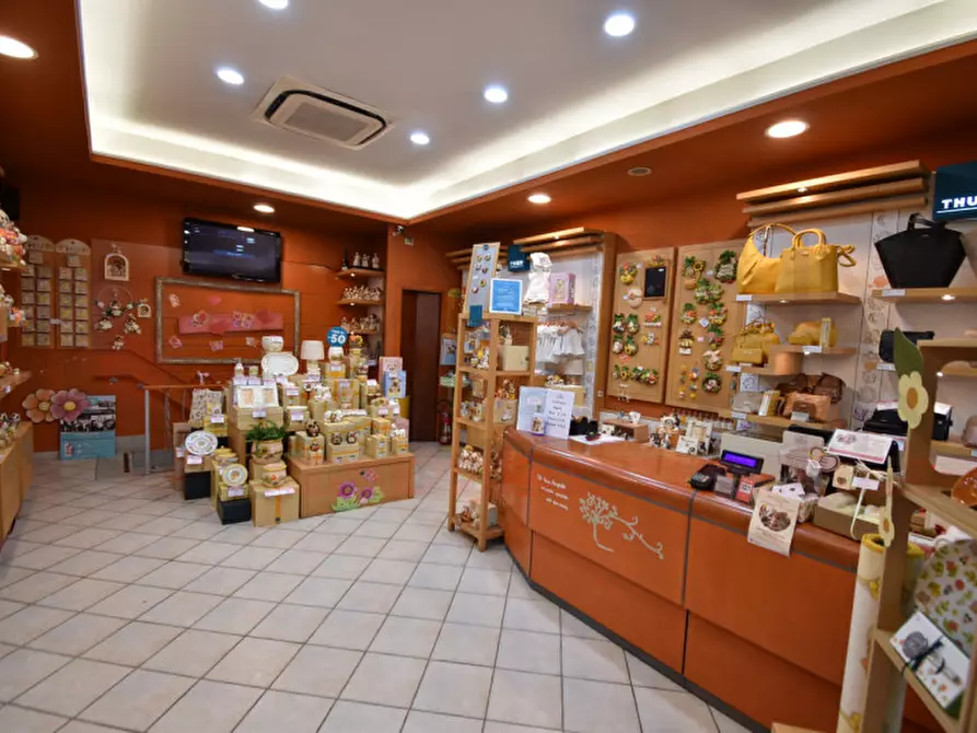 Immagine 16 di Negozio in vendita  in VIA DI AFFOGALASINO a Roma