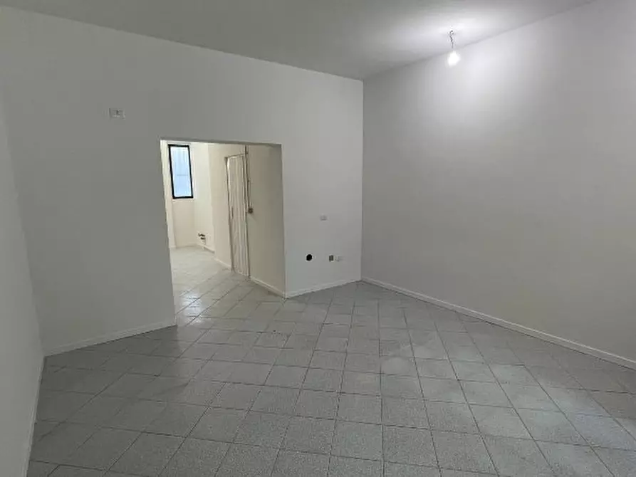 Immagine 1 di Negozio in affitto  in VIA PETRARCA a Calenzano