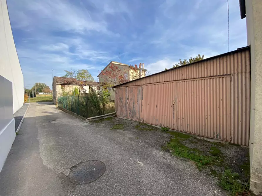 Immagine 1 di Garage in vendita  a Padova