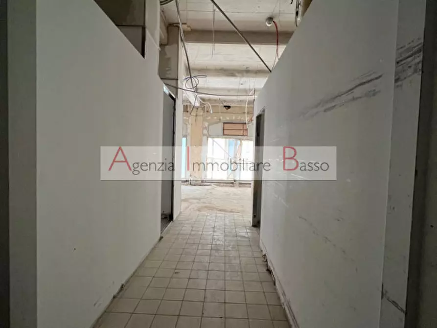 Immagine 12 di Negozio in vendita  in VIA VICENZA a Padova